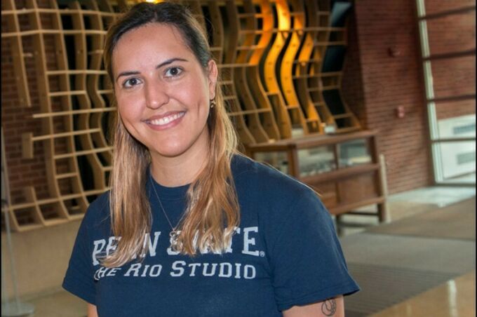 Photograph of Debora Verniz in a blue Rio Studio t-shirt