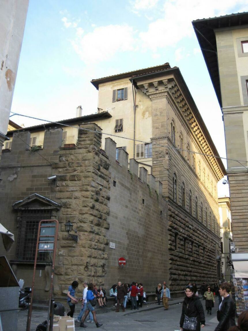 Exterior shot of a Renaissance-era building in Italy during the day time.